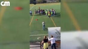 Jogadores à pancada na distrital de Viseu: GNR e público invadem campo para travar confrontos