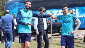 Plantel e equipa técnica do Vizela em iniciativa de reflorestação no monte de São Bento
