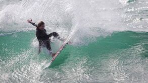 Doze surfistas portugueses avançam no segundo dia do Caparica Surf Fest