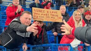 Darwin fez o dia a pequeno adepto do Liverpool