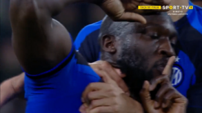 O penálti de Lukaku que empatou o Juventus-Inter e que provocou o caos em Turim