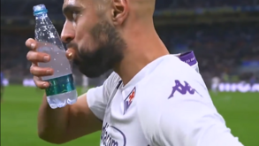 Jogador da Fiorentina fingiu lesão para que Amrabat pudesse quebrar jejum