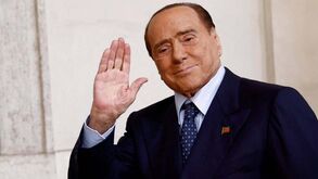 Silvio Berlusconi internado nos cuidados intensivos em Milão