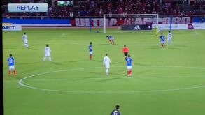 O que estava o defesa a pensar? Insólito autogolo no Japão