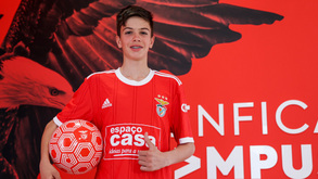 Tiago Rodrigues assina contrato aos 14 anos: «Daqui a 10 anos quero estar a jogar na equipa principal do Benfica»