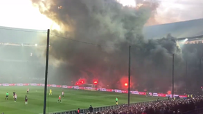 Nuvem enorme de fumo preta feita por adeptos do Feyenoord interrompe jogo com o Ajax