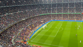 Adeptos do Barcelona esperaram pelo minuto 10 do clássico com o Real e gritaram por Messi