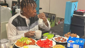 Fatawu vê o Sporting pela televisão... com um grande banquete à frente