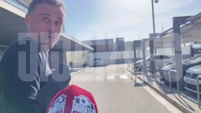 Luis Enrique finta jornalistas à chegada de Londres: «Só respondo se fizerem o Haka»