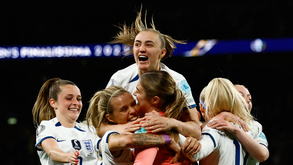 Inglaterra bate Brasil nos penáltis e conquista a Finalíssima de futebol feminino