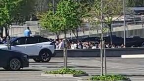 A chegada das claques do FC Porto e os cânticos dos adeptos do Benfica enquanto esperam a equipa