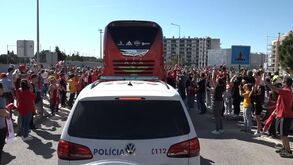 Ambiente de loucura na saída do autocarro do Benfica para a Luz