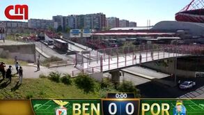 O momento da chegada do autocarro do Benfica à Luz: adeptos encarnados em festa