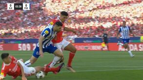 Taremi caiu na área após lance com António Silva: Soares Dias mandou seguir apesar dos protestos portistas