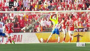 Benfica inaugura o marcador do clássico com um autogolo de Diogo Costa
