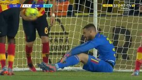 O autogolo do guarda-redes do Lecce que garantiu a vitória ao Nápoles