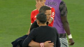 O cumprimento entre Roger Schmidt e Sérgio Conceição após o final do clássico