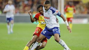 Lens derrota Estrasburgo e coloca-se a 3 pontos do líder Paris SG