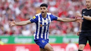 Taremi rematou colocado e deu a volta ao marcador na Luz: iraniano e Otávio apontaram para o escudo de campeão