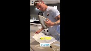 Kroos aproveita folga dada por Ancelotti para fazer um tutorial... de como passar a ferro