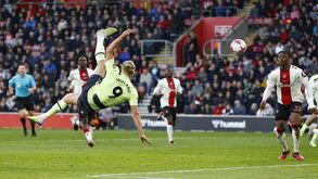 O golo acrobático com que Haaland bisou frente ao Southampton