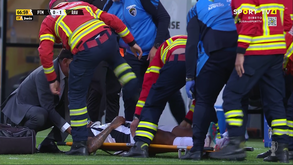 Yony González caiu desamparado no relvado e saiu de maca no Portimonense-Rio Ave