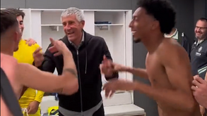 Treinador do Villarreal foi ao balneário após a histórica vitória na casa do Real Madrid e... imitou Ancelotti