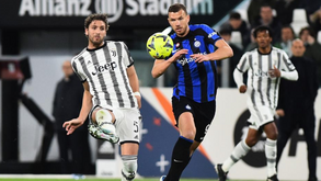 Dzeko em dupla com Lautaro frente ao Benfica