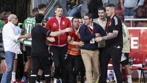 «Acusação falsa e difamatória»: Benfica nega agressão de Chema a Ricardo Costa no dérbi de andebol