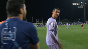 Cristiano Ronaldo num bate-boca com adversário após deslize do Al Nassr