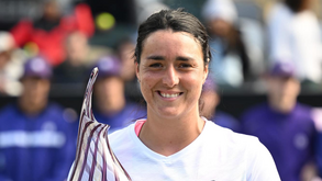 Ons Jabeur vence torneio de Charleston frente a Belinda Bencic