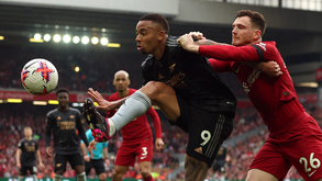 A crónica do Liverpool-Arsenal, 2-2: Gunners deixam-se agarrar