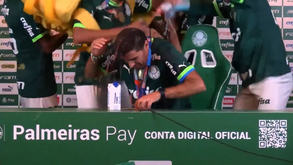 «Assim parece que tenho menos cabelo»: jogadores do Palmeiras deram autêntico 'banho' a Abel