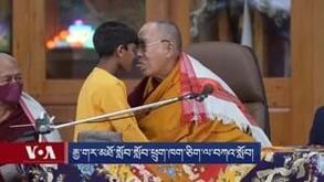 Dalai Lama pede a menino que lhe chupe a língua e gera polémica