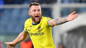Skriniar e Çalhanoğlu falham treino do Inter e deverão ser baixas para jogo com o Benfica