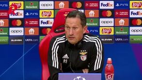 Roger Schmidt não revela dupla de centrais do Benfica: «Se me disserem o onze do Inter...»