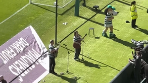 Adepta interpreta cântico dedicado a Jota e dá show antes do Celtic-Rangers