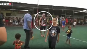 Adepto do Flamengo aparece de arma ao peito junto a crianças em festa do Vasco da Gama