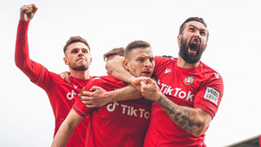 Dez mil no estádio, um português em campo e um guarda-redes pré-reformado a decidir: Delírio em 'Las Wrexham' na 5ª Divisão