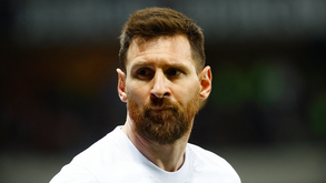 Adeptos do Barcelona voltaram a chamar por Messi ao minuto 10 no Camp Nou