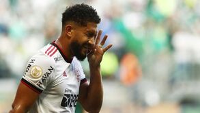 Armas apontadas e carros roubados: casa de central do Flamengo assaltada após final do Cariocão
