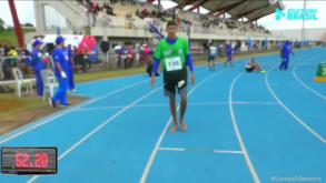 Jovem brasileiro vence prova de velocidade a correr... descalço