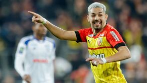 Jogador do Lens 'pica' Mbappé: «Ao Messi beijo-o e abraço-o, ao outro... têm de chamar uma ambulância»