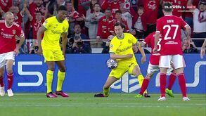 Benfica pediu penálti por mão na bola: árbitro e VAR mandaram seguir
