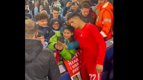 Cancelo foi assobiado pelos adeptos do Man. City mas após o jogo ainda tirou fotos com fãs dos citizens