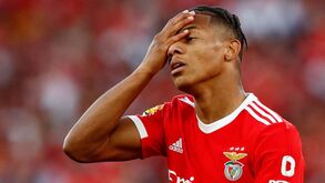 Benfica-Inter Milão: Neres saiu furioso do jogo