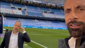 «Não podemos fazer isso, meu!»: gesto de Rio Ferdinand no Santiago Bernabéu dá que falar