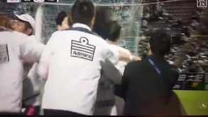 É raro... mas às vezes acontece: jogo no Japão aquece e quase dá pancadaria