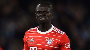 Bayern pondera suspender Sadio Mané: reunião de emergência para tomar decisão sobre murro a Sané