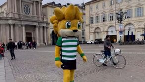 Juventus-Sporting: Jubas já nas ruas de Turim e um cartaz publicitário... curioso